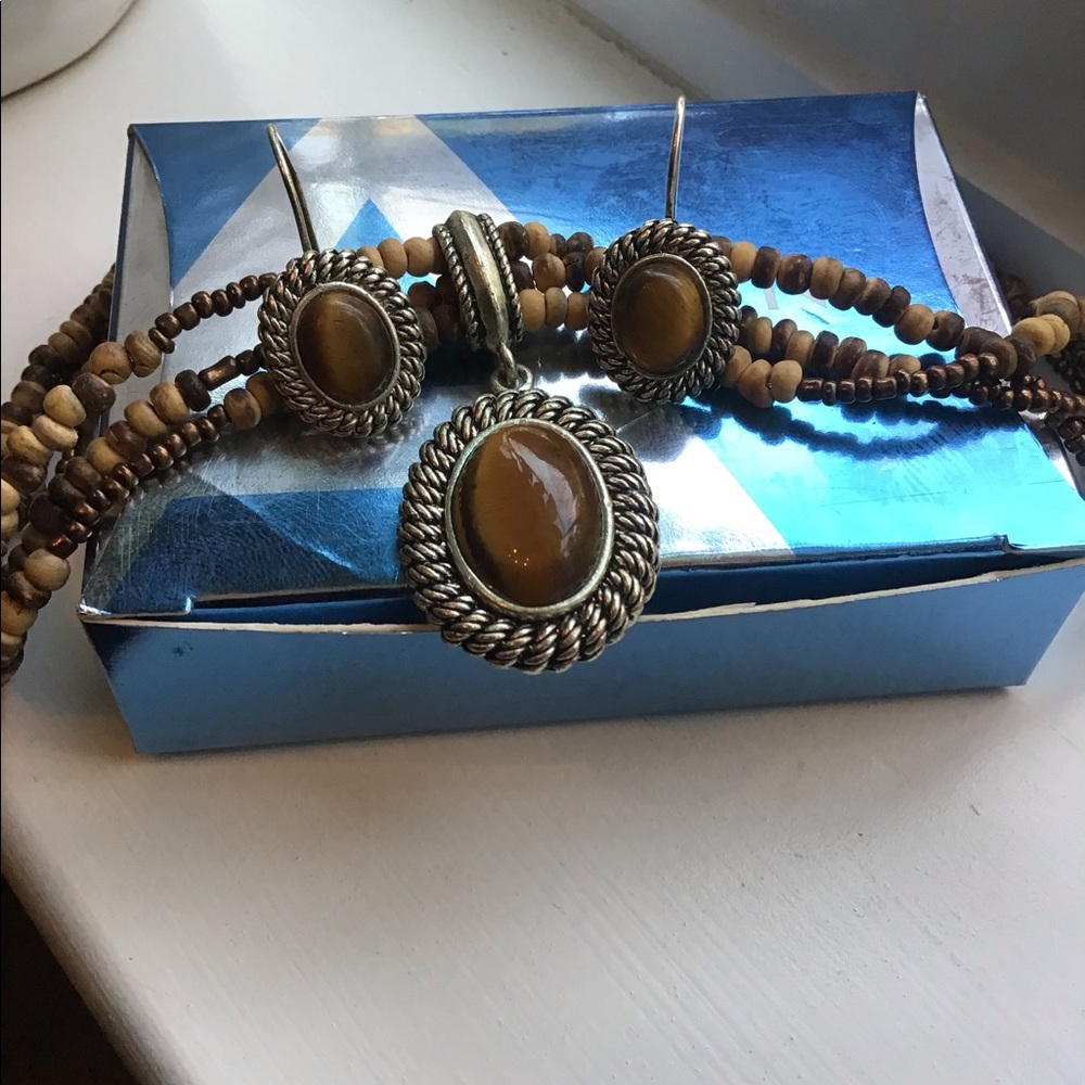 Necklace and earring set